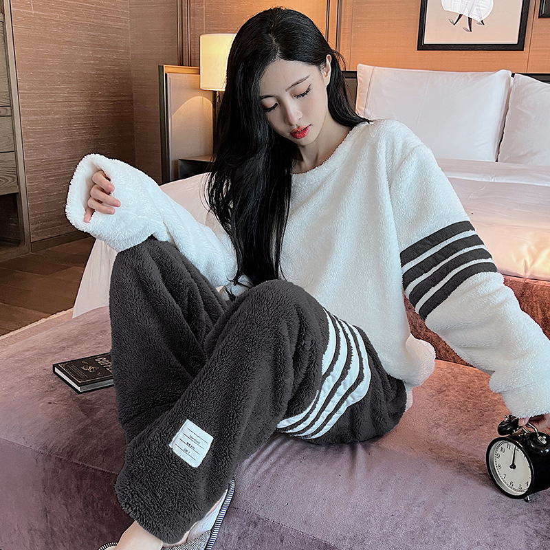 Sieviešu korallflisa pidžāmu komplekts - bieza, apaļš kakls, garas piedurknes (Korallflisa; kokvilnas saturs <30%; bieza; apaļš kakls; garas piedurknes)