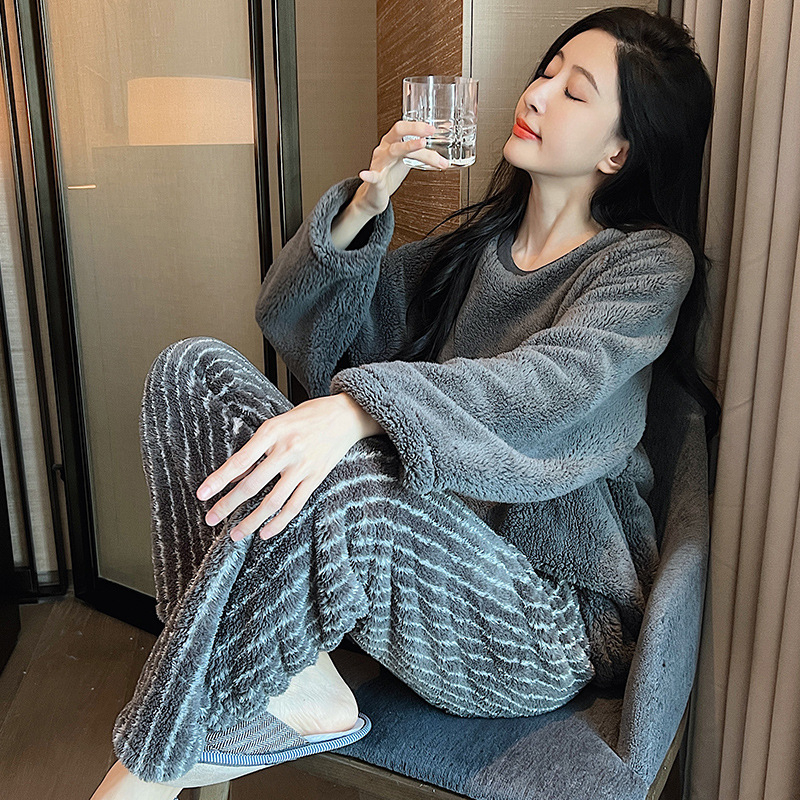 Sieviešu korallflisa pidžāmu komplekts - bieza, apaļš kakls, garas piedurknes (Korallflisa; kokvilnas saturs <30%; bieza; apaļš kakls; garas piedurknes)