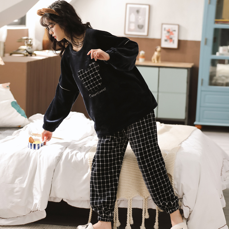 Sieviešu korallflisa pidžāmu komplekts - bieza, apaļš kakls, garas piedurknes (Korallflisa; kokvilnas saturs <30%; bieza; apaļš kakls; garas piedurknes)