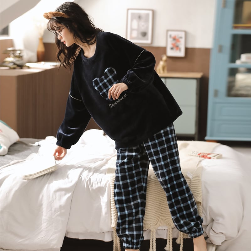 Sieviešu korallflisa pidžāmu komplekts - bieza, apaļš kakls, garas piedurknes (Korallflisa; kokvilnas saturs <30%; bieza; apaļš kakls; garas piedurknes)