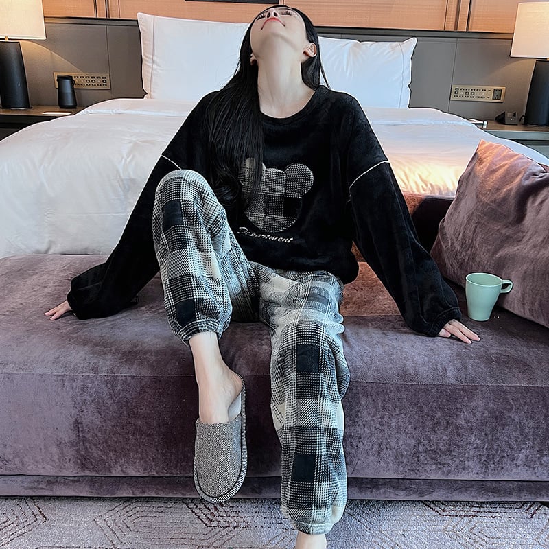 Sieviešu korallflisa pidžāmu komplekts - bieza, apaļš kakls, garas piedurknes (Korallflisa; kokvilnas saturs <30%; bieza; apaļš kakls; garas piedurknes)