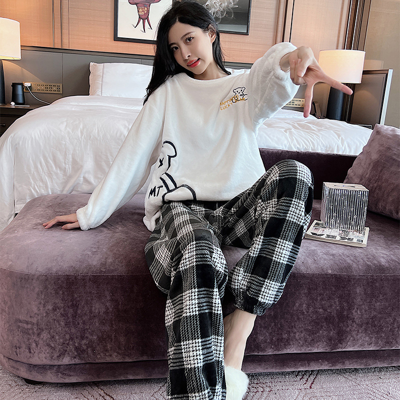 Sieviešu korallflisa pidžāmu komplekts - bieza, apaļš kakls, garas piedurknes (Korallflisa; kokvilnas saturs <30%; bieza; apaļš kakls; garas piedurknes)