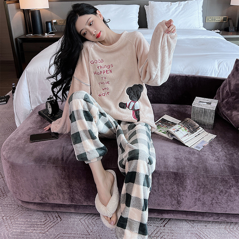 Sieviešu korallflisa pidžāmu komplekts - bieza, apaļš kakls, garas piedurknes (Korallflisa; kokvilnas saturs <30%; bieza; apaļš kakls; garas piedurknes)