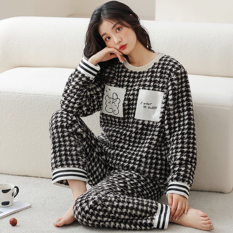 Sieviešu korallflisa pidžāmu komplekts - bieza, apaļš kakls, garas piedurknes (Korallflisa; kokvilnas saturs <30%; bieza; apaļš kakls; garas piedurknes)