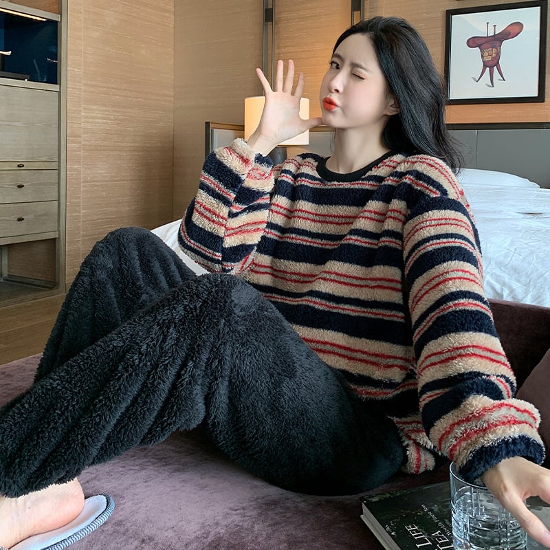 Sieviešu korallflisa pidžāmu komplekts - bieza, apaļš kakls, garas piedurknes (Korallflisa; kokvilnas saturs <30%; bieza; apaļš kakls; garas piedurknes)