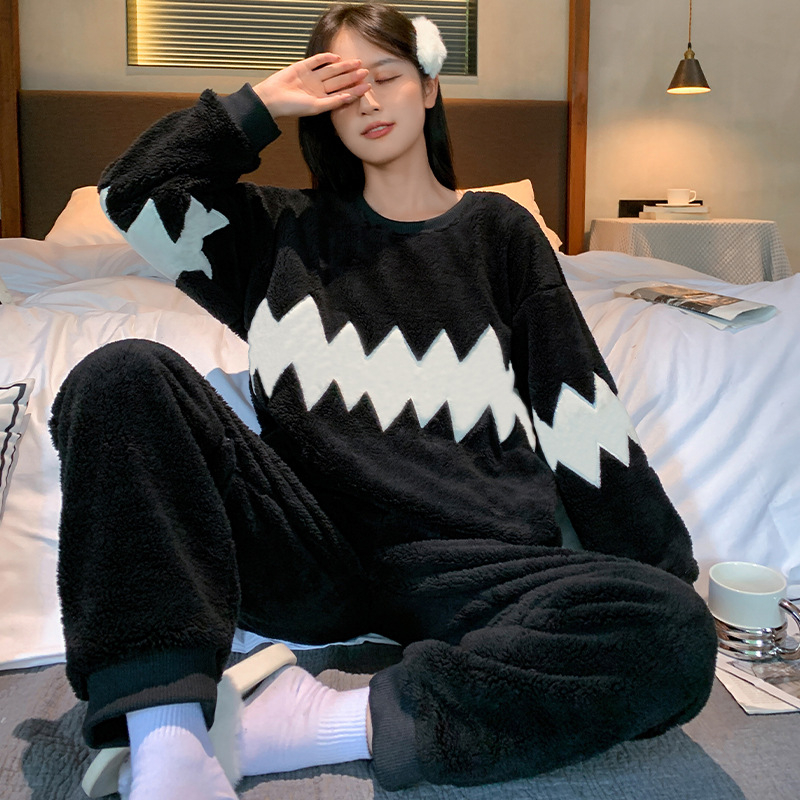 Sieviešu korallflisa pidžāmu komplekts - bieza, apaļš kakls, garas piedurknes (Korallflisa; kokvilnas saturs <30%; bieza; apaļš kakls; garas piedurknes)