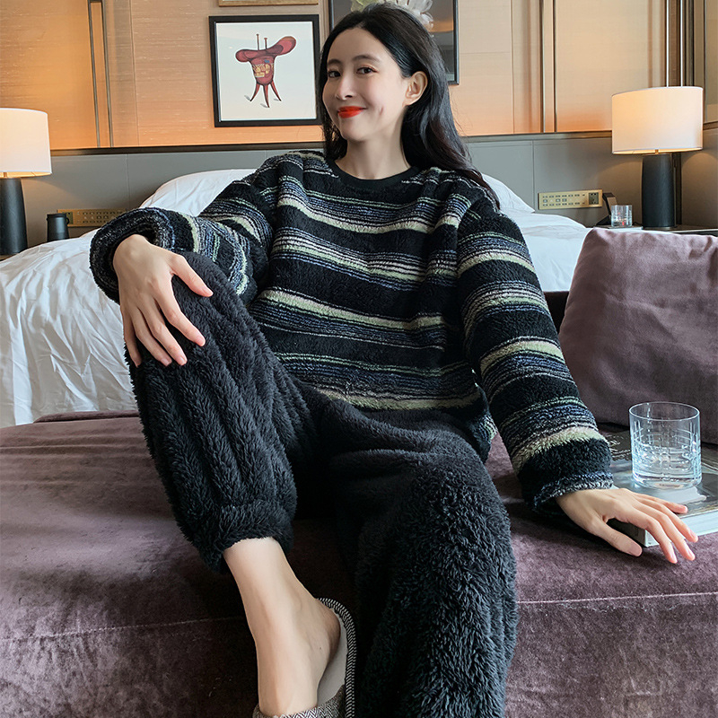 Sieviešu korallflisa pidžāmu komplekts - bieza, apaļš kakls, garas piedurknes (Korallflisa; kokvilnas saturs <30%; bieza; apaļš kakls; garas piedurknes)