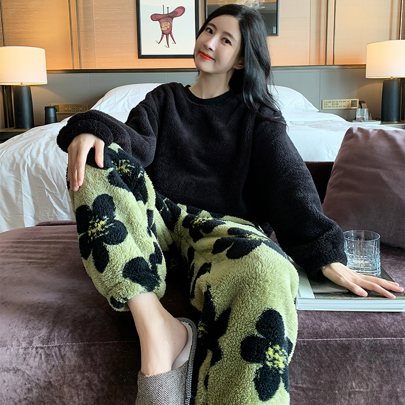 Sieviešu korallflisa pidžāmu komplekts - bieza, apaļš kakls, garas piedurknes (Korallflisa; kokvilnas saturs <30%; bieza; apaļš kakls; garas piedurknes)