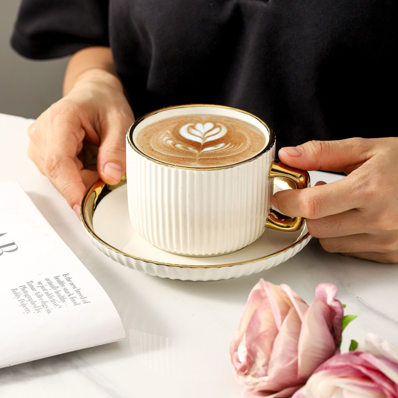 Kafas krūžu un apakštasīšu komplekts, keramika, latte-art detaļas, mūsdienīgs minimālisms, 12 daļu komplekts 6 personām, ar drukātu logotipu