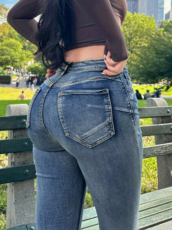 Denim džinsi, vidējā josta, nedaudz izliekti pie potītes, mikroelastīgi, 70–80% kokvilnas