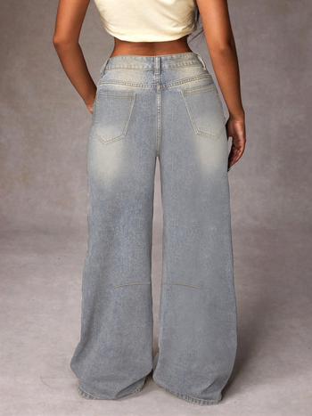 Džinsi no denima, viduklis ar vidēju līmeni, taisna piegriezums, ikdienas stils, 80–90% kokvilnas, poliesteru piejaukums mazāk kā 30%, vidējā biezums, 2025. gada vasara