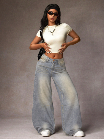 Džinsi no denima, viduklis ar vidēju līmeni, taisna piegriezums, ikdienas stils, 80–90% kokvilnas, poliesteru piejaukums mazāk kā 30%, vidējā biezums, 2025. gada vasara