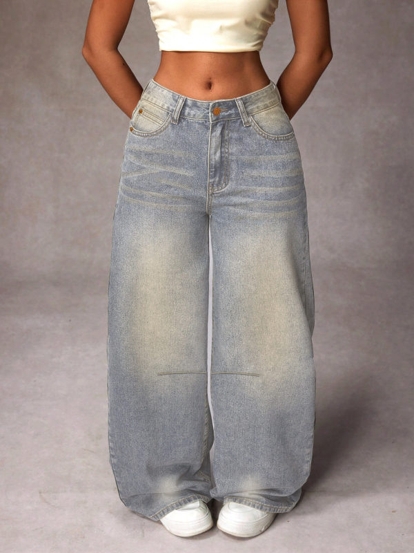 Džinsi no denima, viduklis ar vidēju līmeni, taisna piegriezums, ikdienas stils, 80–90% kokvilnas, poliesteru piejaukums mazāk kā 30%, vidējā biezums, 2025. gada vasara