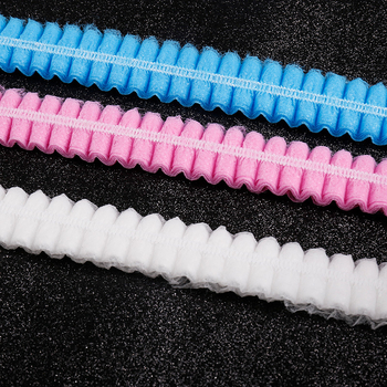 Jednokratna kapa od netkanog materijala s trakom, dvostruki rebrasti dizajn, obložena okruglim rubom, bez otvora za ventilaciju, za kućnu i tvorničku uporabu