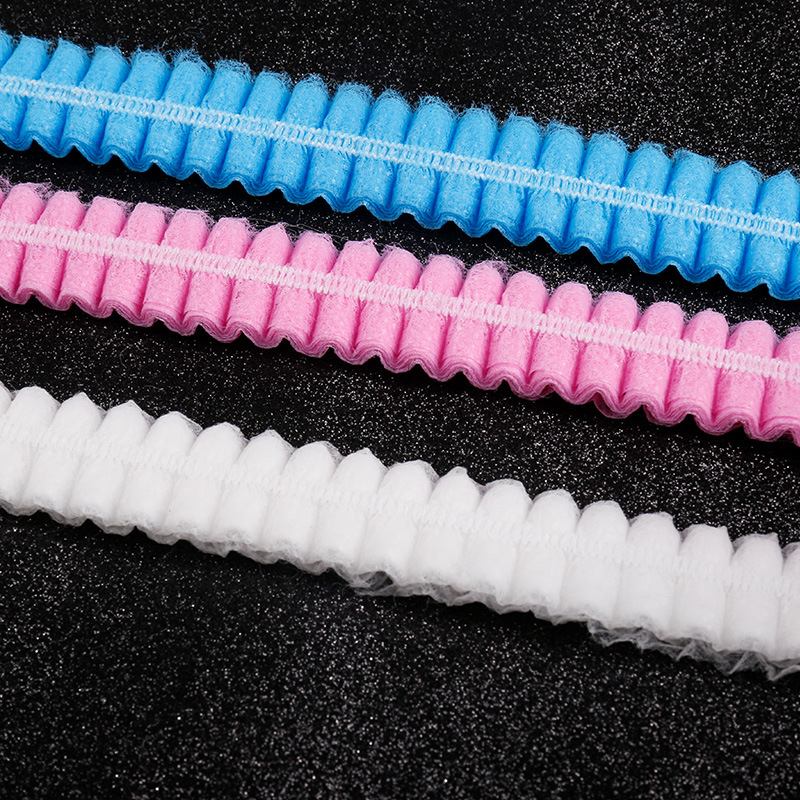 Jednokratna kapa od netkanog materijala s trakom, dvostruki rebrasti dizajn, obložena okruglim rubom, bez otvora za ventilaciju, za kućnu i tvorničku uporabu