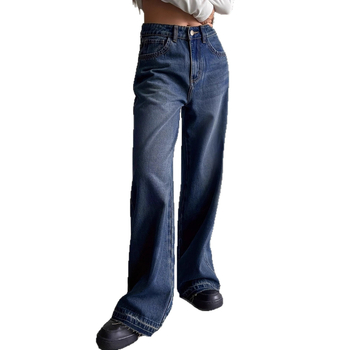 Sieviešu džinsi ar platām kājām, denims no kokvilnas ar elastānu, viduklis vidējā augstumā, 80–90% kokvilna un elastāns līdz 30%, enzīmu mazgāšana un balināšana