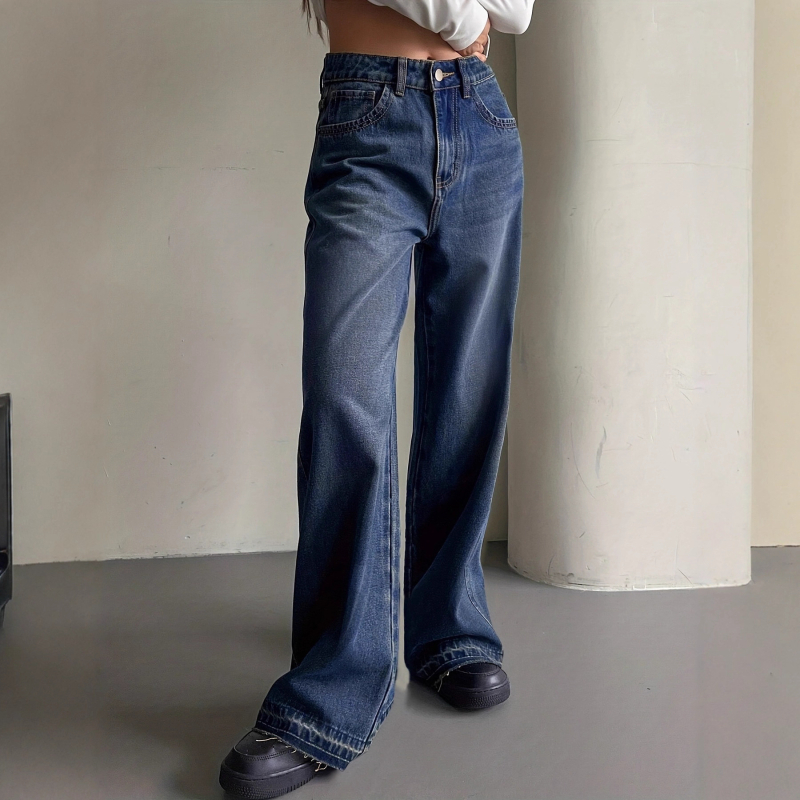 Sieviešu džinsi ar platām kājām, denims no kokvilnas ar elastānu, viduklis vidējā augstumā, 80–90% kokvilna un elastāns līdz 30%, enzīmu mazgāšana un balināšana