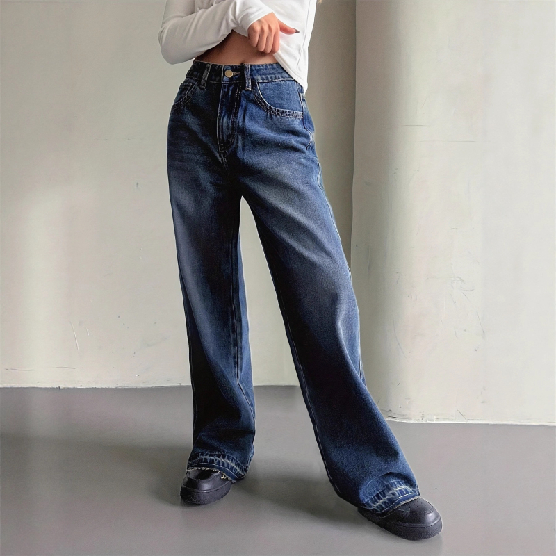 Sieviešu džinsi ar platām kājām, denims no kokvilnas ar elastānu, viduklis vidējā augstumā, 80–90% kokvilna un elastāns līdz 30%, enzīmu mazgāšana un balināšana