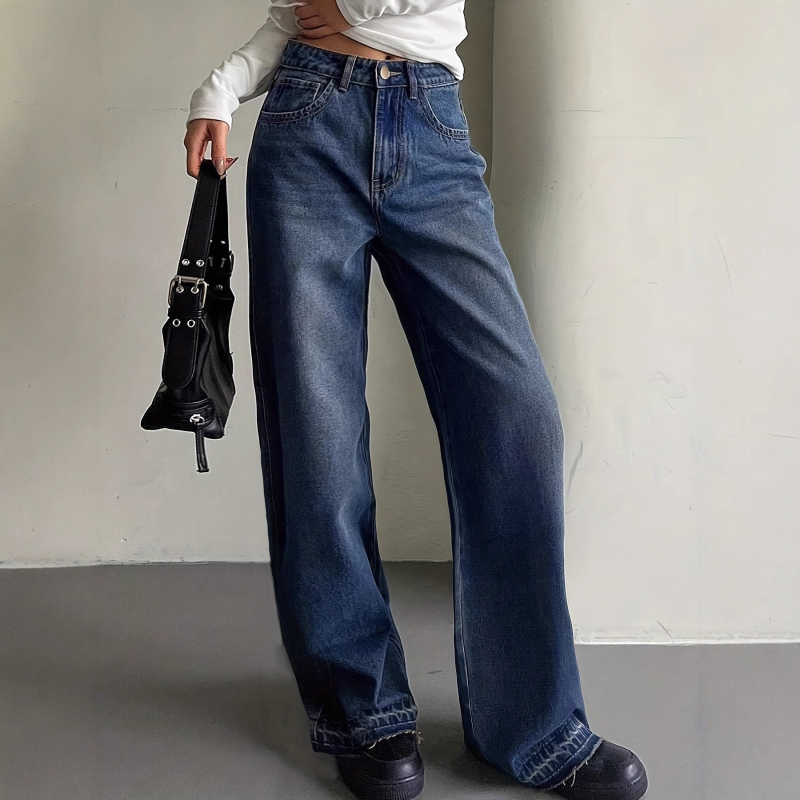 Sieviešu džinsi ar platām kājām, denims no kokvilnas ar elastānu, viduklis vidējā augstumā, 80–90% kokvilna un elastāns līdz 30%, enzīmu mazgāšana un balināšana