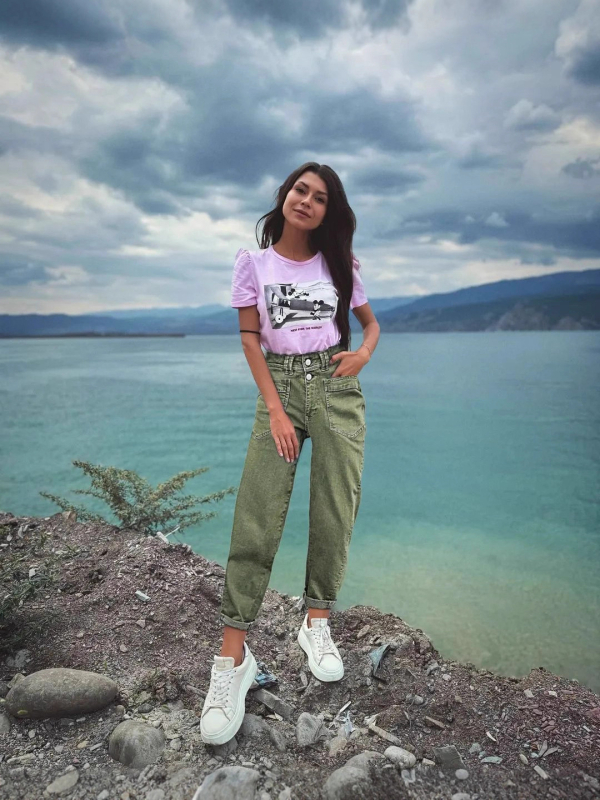 Džinsi no denima – taisnas kājas, vidukļa vidējais augstums, vidēja elastība, potīšu garums