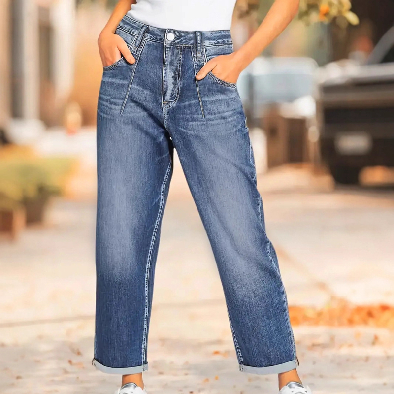 Džinsi ar taisnu līniju, vidējā jostas vieta, denims ar 50–70% kokvilnas un <30% poliester, augsta elastība