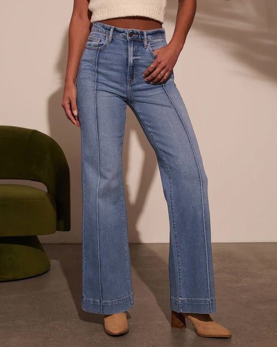 Ženske traperice od denima, visoki pojas, ravni kroj, 70-80% pamuka, poliester smjesa, enzimsko pranje