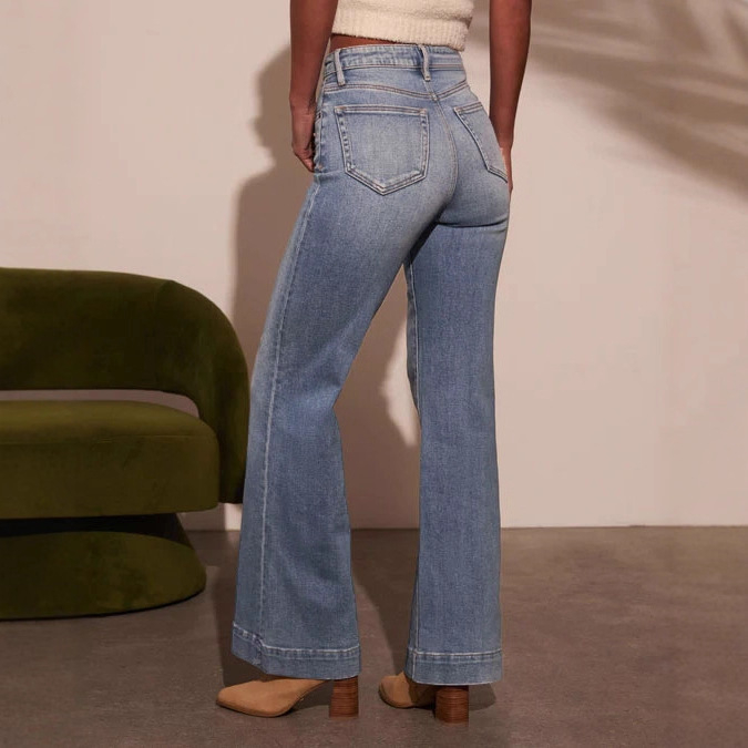 Ženske traperice od denima, visoki pojas, ravni kroj, 70-80% pamuka, poliester smjesa, enzimsko pranje