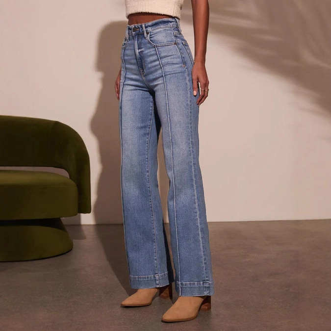 Ženske traperice od denima, visoki pojas, ravni kroj, 70-80% pamuka, poliester smjesa, enzimsko pranje