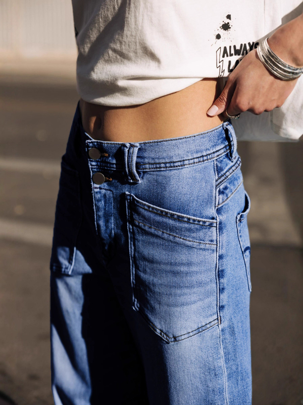 Ženske široke traperice od denima, srednji pojas, 70–80% pamuk, blagi rastezljivost, Cat Whisker završna obrada