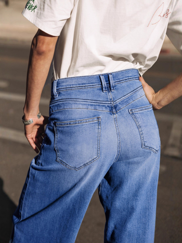 Ženske široke traperice od denima, srednji pojas, 70–80% pamuk, blagi rastezljivost, Cat Whisker završna obrada