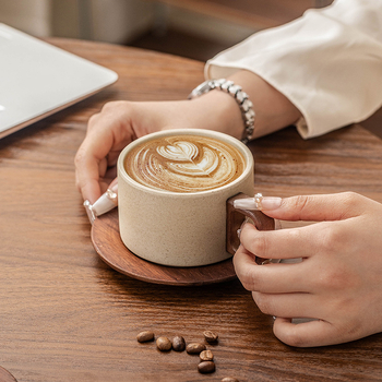 Rupjas keramikas kafijas krūzes un apakštase – taisnstūra cilindriska forma, rokas darbs, izturīgs pret siltumu, vintage stils