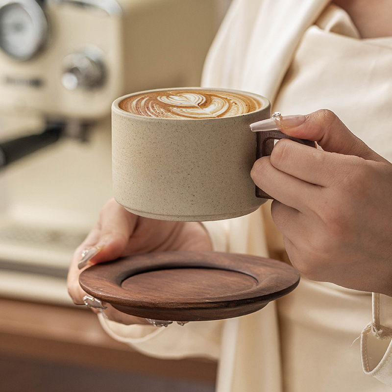 Rupjas keramikas kafijas krūzes un apakštase – taisnstūra cilindriska forma, rokas darbs, izturīgs pret siltumu, vintage stils