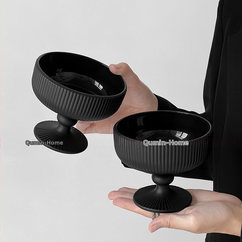 Staklena čašica za desert, za jogurt i sladoled, okrugla, jednodjelna, ručno izduvana.