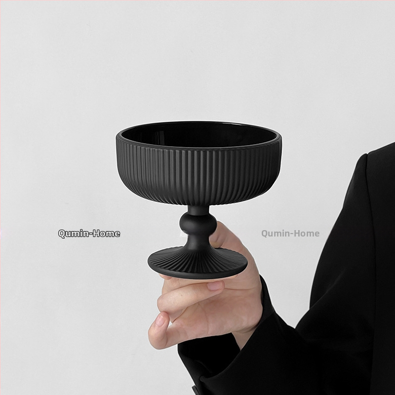 Sklenený pohár na dezert pre jogurt a zmrzlinu, guľatý, jednovrstvový, ručne fúkaný.