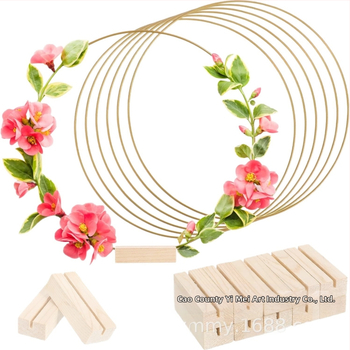 Središnji ukras za stol s metalnim prstenom i girlandom, sanjarska mreža, drvena podloga — dekor za vjenčanje i događanja