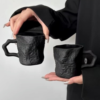 Kafijas krūze ar mūsdienīgu vienkāršu stilu, viegla luksusa retro noskaņa, viendabīgs raksts, logotipa drukāšana iespējama, iepakojums pa vienam.