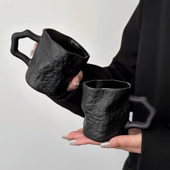 Kafijas krūze ar mūsdienīgu vienkāršu stilu, viegla luksusa retro noskaņa, viendabīgs raksts, logotipa drukāšana iespējama, iepakojums pa vienam.