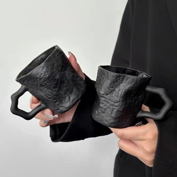 Kafijas krūze ar mūsdienīgu vienkāršu stilu, viegla luksusa retro noskaņa, viendabīgs raksts, logotipa drukāšana iespējama, iepakojums pa vienam.