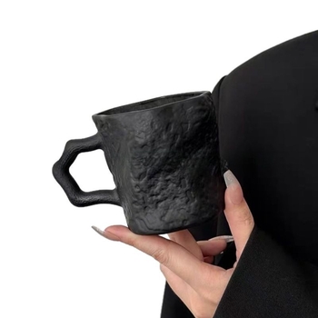 Kafijas krūze ar mūsdienīgu vienkāršu stilu, viegla luksusa retro noskaņa, viendabīgs raksts, logotipa drukāšana iespējama, iepakojums pa vienam.