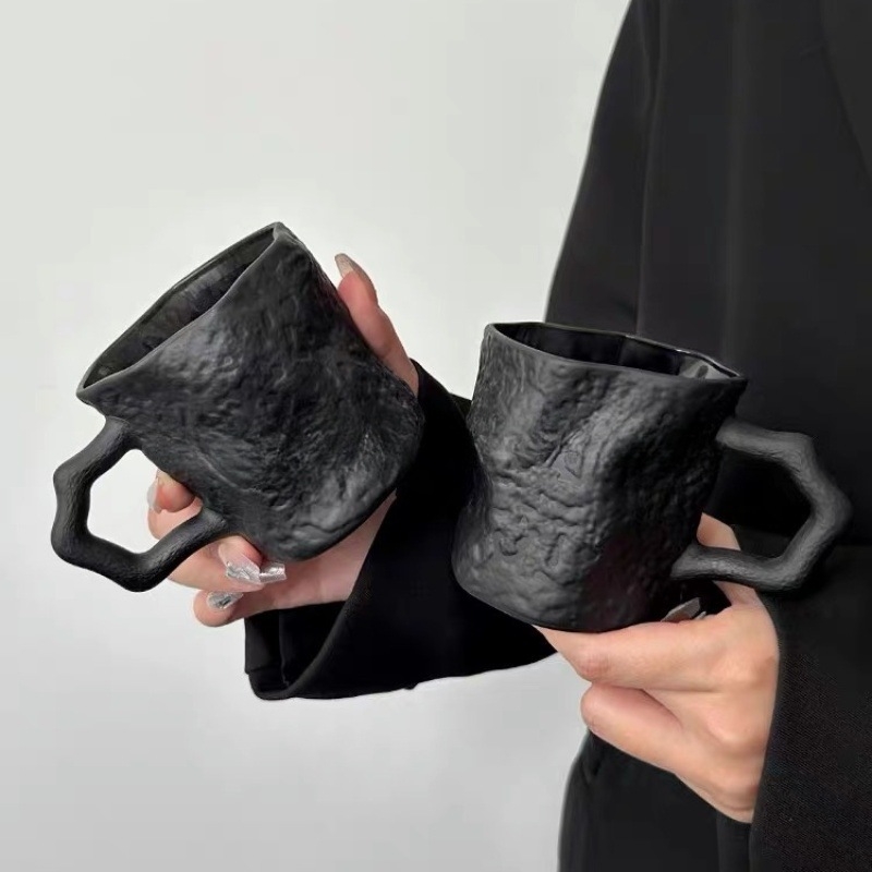 Kafijas krūze ar mūsdienīgu vienkāršu stilu, viegla luksusa retro noskaņa, viendabīgs raksts, logotipa drukāšana iespējama, iepakojums pa vienam.