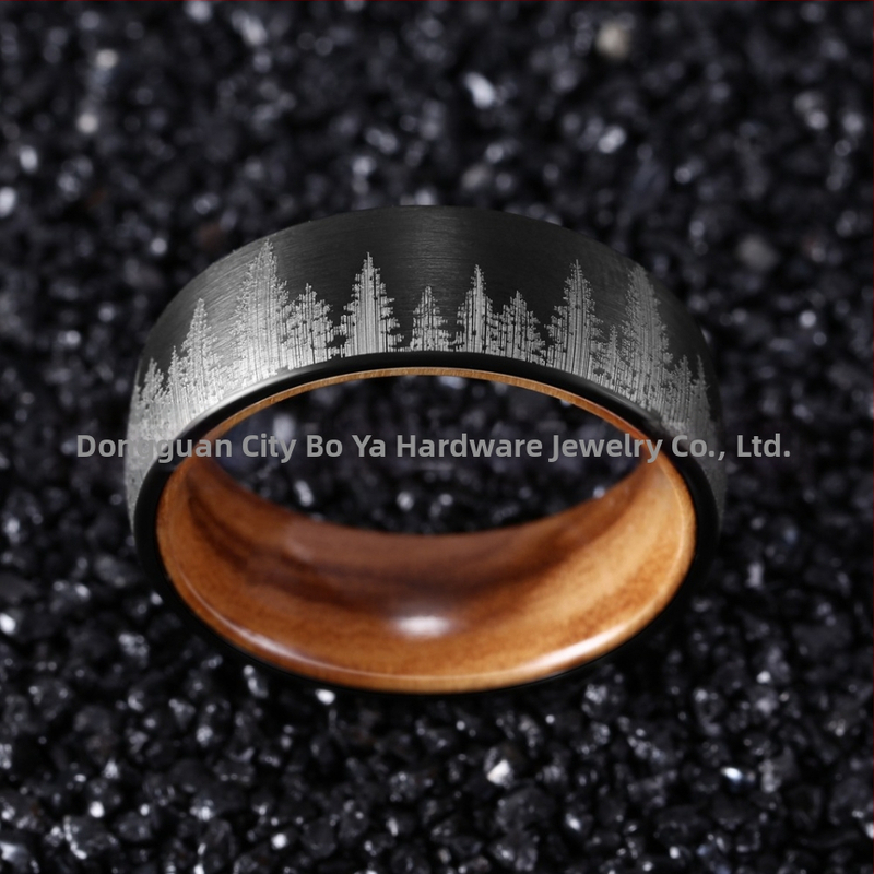 Мъжки пръстен от волфрамова стомана, дървен вътрешен пръстен, горски мотив, позлатен финиш