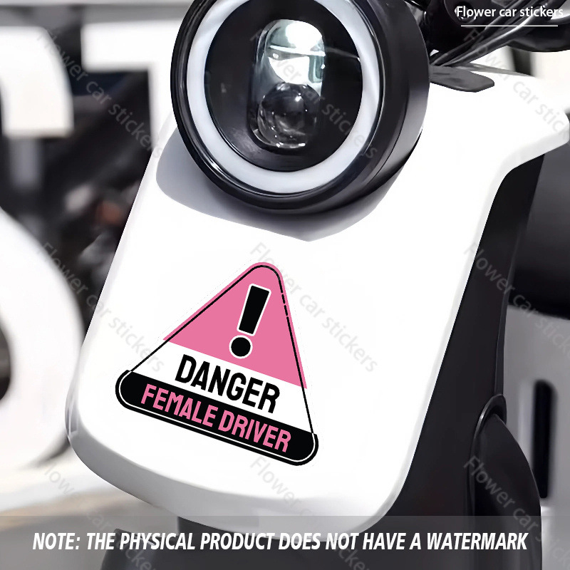 Įspėjimo lipdukas su PVC matinio danga — pavojinga vairuotoja (Medžiaga: PVC; Tipas: atšvaitiniai įspėjimo lipdukai; Montavimas: siurbimo puodelis)