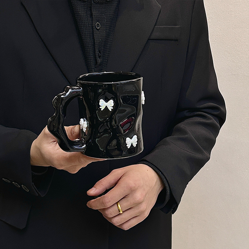 Käsitsi valmistatud portselanist kruus Camellia, ebakorrapärase kujuga, kõrge kuumuskindlus, mikrolaineahi sobiv, logotüübi trükkimine võimalik