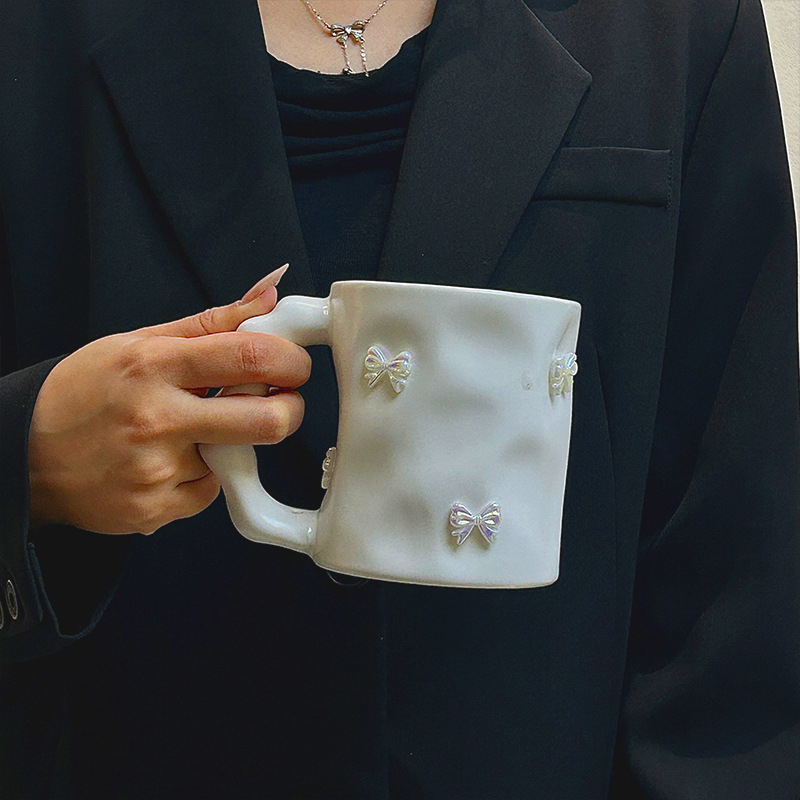 Käsitsi valmistatud portselanist kruus Camellia, ebakorrapärase kujuga, kõrge kuumuskindlus, mikrolaineahi sobiv, logotüübi trükkimine võimalik