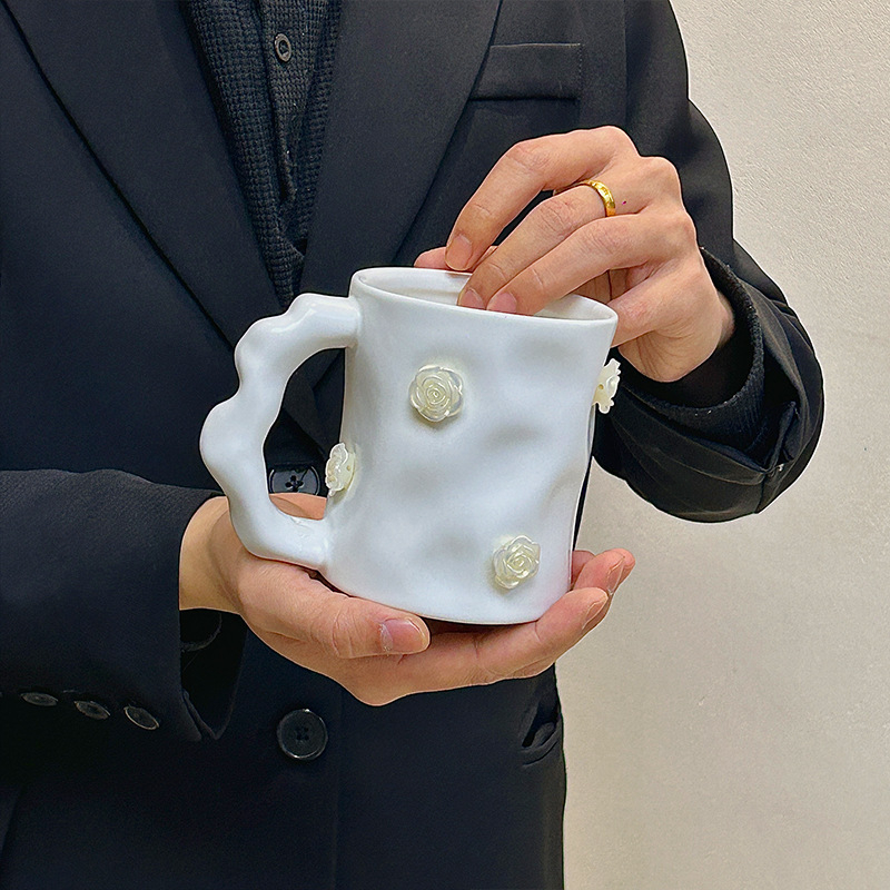 Käsitsi valmistatud portselanist kruus Camellia, ebakorrapärase kujuga, kõrge kuumuskindlus, mikrolaineahi sobiv, logotüübi trükkimine võimalik