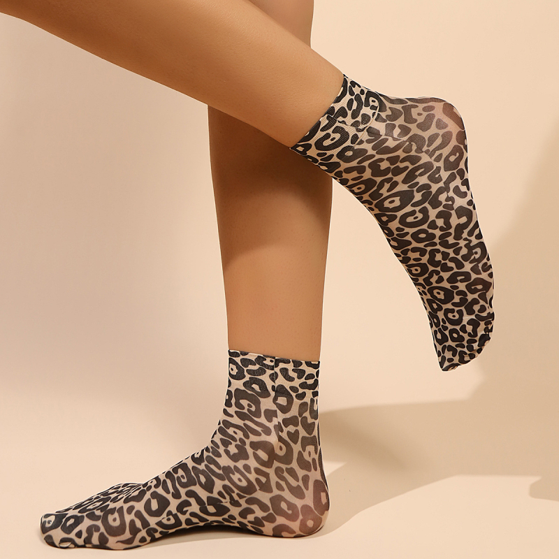 Leopardiprindi põrandasokid, polüesterkiud 90–95%, ühe nõela kudumine, lühike toru, pakendatud