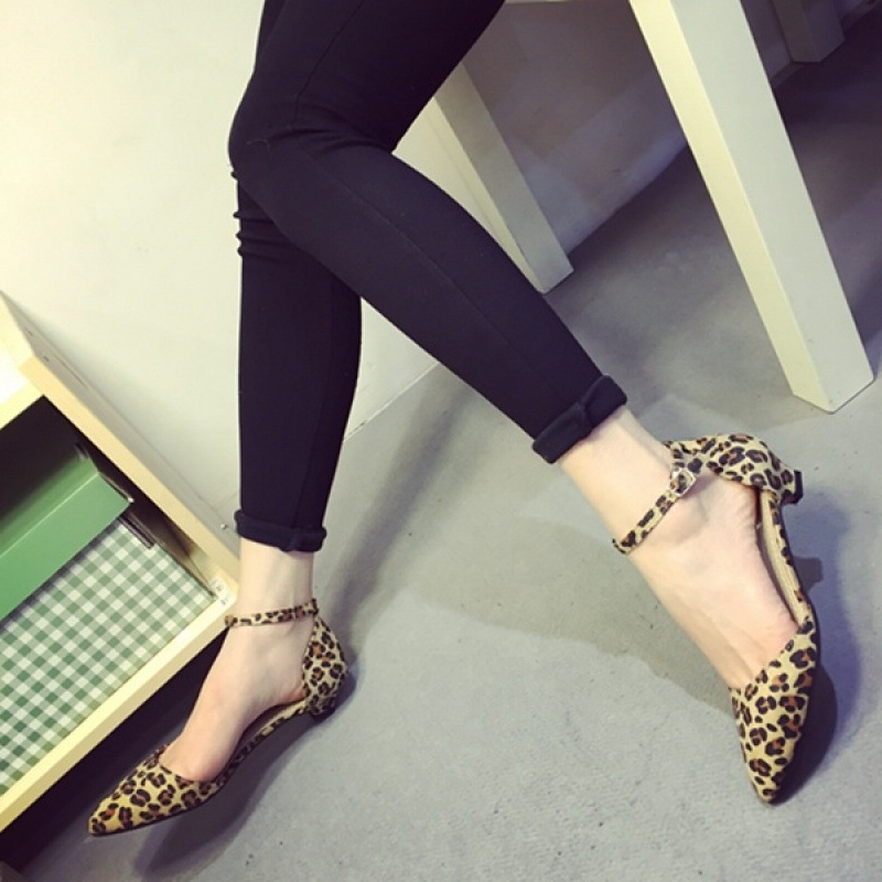 Naiste Mary Jane jalatsid terava ninaga, veluur peal, madal kand