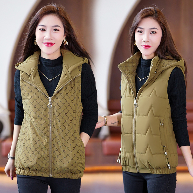 Talvine kahepoolne vest polüesterist materjalist, puuvillase täidisega, eemaldatav kapuuts, tõstetud krae, tõmblukk, vaba lõige