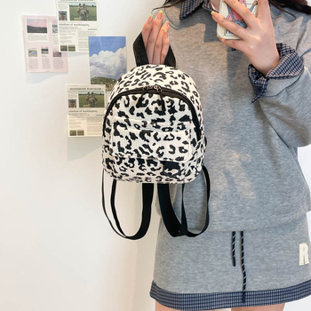 Ceremony corduroy crossbody batoh, mestský minimalistizmus, pruhovaný vzor, objem pod 20 l, 8-palcový notebook sa zmestí