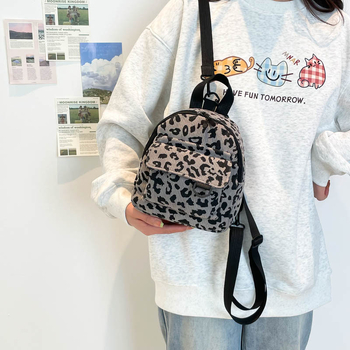 Ceremony corduroy crossbody batoh, mestský minimalistizmus, pruhovaný vzor, objem pod 20 l, 8-palcový notebook sa zmestí